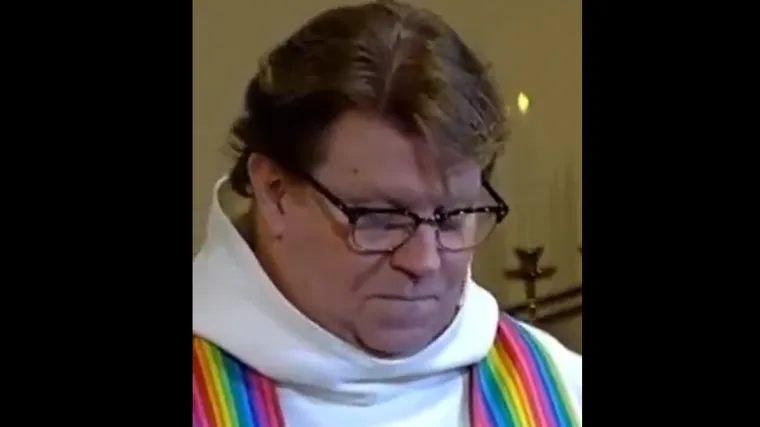 Svećenik tijekom propovijedi objavio da mijenja spol: 'Prestajem se pretvarati'