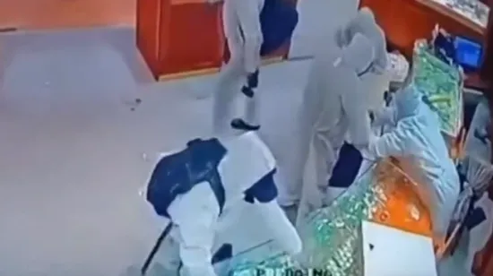 Nevjerojatna snimka pljačke zlatarnice usred bijela dana! 'Jedan je stajao sa sjekirom u ruci...'