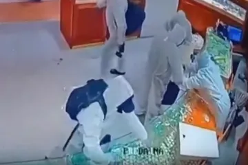 Nevjerojatna snimka pljačke zlatarnice usred bijela dana! 'Jedan je stajao sa sjekirom u ruci...'