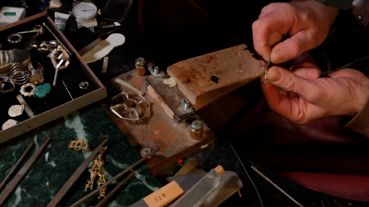 Nenad Sovilj obilježava 20 godina rada monumentalnom ogrlicom u Etnografskom muzeju