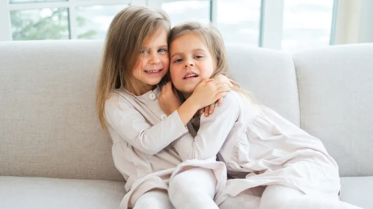 Dvije sestrice zbog rijetke bolesti ne smiju na sunce: 'Posljedice su zastrašujuće'