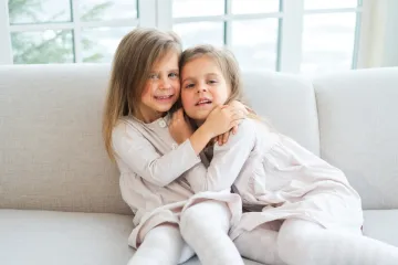 Dvije sestrice zbog rijetke bolesti ne smiju na sunce: 'Posljedice su zastrašujuće'