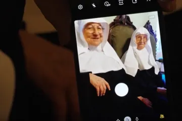 Vratile se odbjegle časne, ali ne žele se odreći Instagrama: 'Ne mogu nas ušutkati'