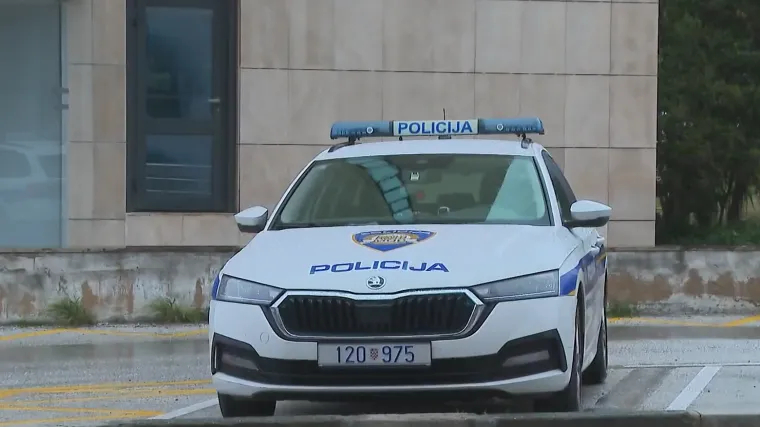 Tinejdžer koji je napao policajca u Splitu prijetio je vlastitoj obitelji