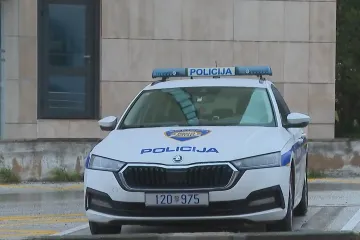 Tinejdžer koji je napao policajca u Splitu prijetio je vlastitoj obitelji