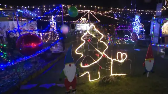 Zvonimir i Zlata pretvorili dvorište u božićnu bajku: Tisuće lampica i ukrasa, a svi su dobrodošli