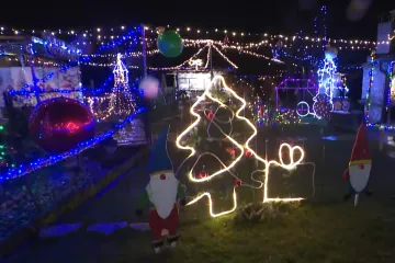 Zvonimir i Zlata pretvorili dvorište u božićnu bajku: Tisuće lampica i ukrasa, a svi su dobrodošli