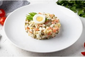 Neokrunjena kraljica blagdanskog stola: Donosimo provjerene recepte za francusku salatu