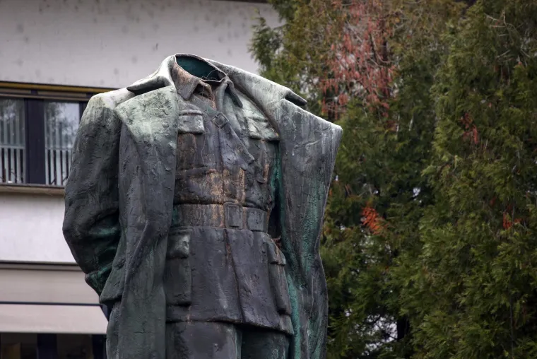 Titu odrubio glavu i strpao je u gepek: Policija ga zaustavila, imao je hrvatske tablice