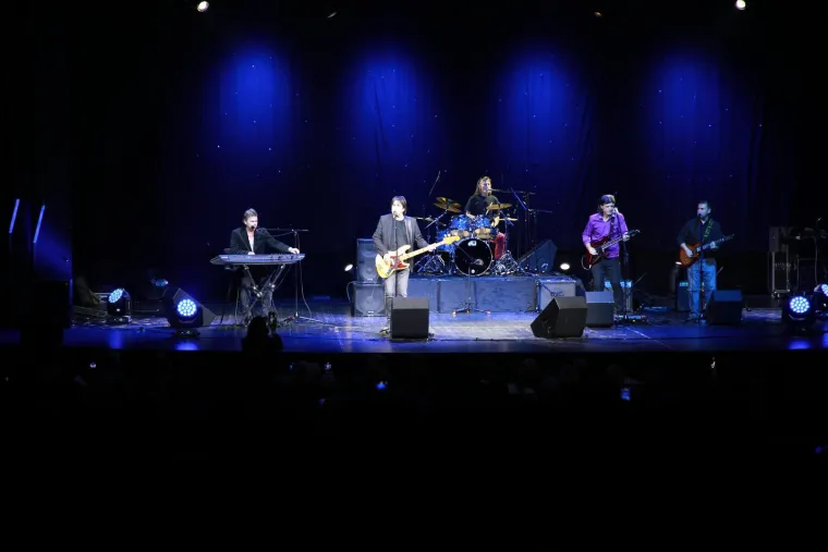 Vlado Kalember kao da ne stari: Publika oduševljena njegovim izgledom i energijom na sceni