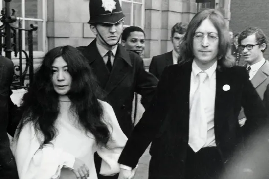 Žena koja je 'uni&scaron;tila' Beatlese, ali osvojila Johna Lennona: Tko je bila Yoko Ono?