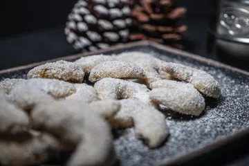 Prhki blagdanski kolačići: Isprobajte recepte za vanilin kiflice koje se tope u ustima