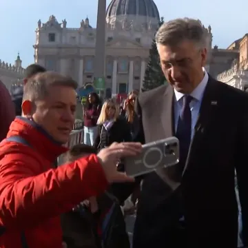 Ljudi okružili Plenkovića, padali selfieji u Vatikanu: 'Vi ste iz Brazila?'