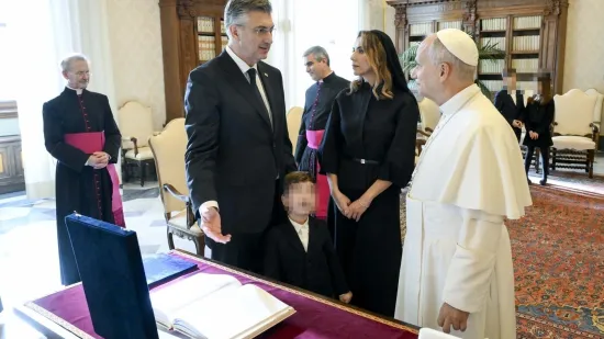 Plenković sa suprugom i djecom posjetio Papu: Razmijenili su zanimljive poklone