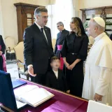Plenković sa suprugom i djecom posjetio Papu: Razmijenili su zanimljive poklone