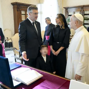 Plenković sa suprugom i djecom posjetio Papu: Razmijenili su zanimljive poklone