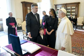 Plenković sa suprugom i djecom posjetio Papu: Razmijenili su zanimljive poklone