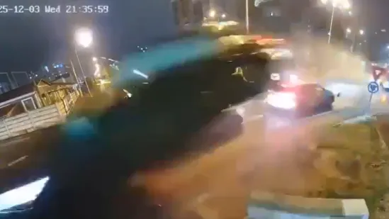 Prvi leteći auto u Rumunjskoj? Pogledajte kako je Mercedes presjekao kružni tok u zraku!