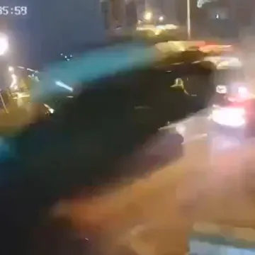 Prvi leteći auto u Rumunjskoj? Pogledajte kako je Mercedes presjekao kružni tok u zraku!