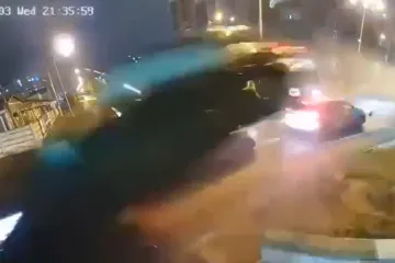 Prvi leteći auto u Rumunjskoj? Pogledajte kako je Mercedes presjekao kružni tok u zraku!