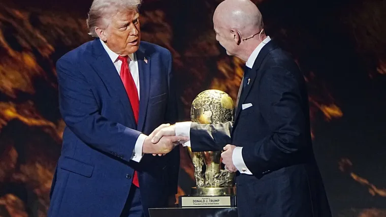 FIFA dala Trumpu svoju prvu ikada nagradu za mir, marinci donijeli trofej