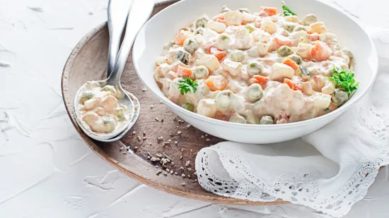 Neokrunjena kraljica svečanog stola: Donosimo provjerene recepte za francusku salatu