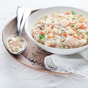 Neokrunjena kraljica svečanog stola: Donosimo provjerene recepte za francusku salatu