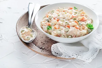 Neokrunjena kraljica svečanog stola: Donosimo provjerene recepte za francusku salatu