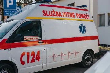 Policajac u Porscheu pokosio mladu ženu: U teškom je stanju