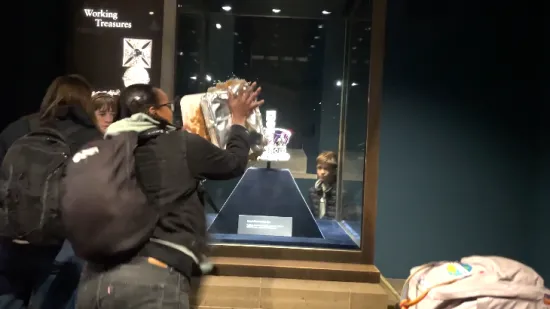 Zatvoren Tower of London: Prosvjednici vitrinu s državnom krunom gađali hranom