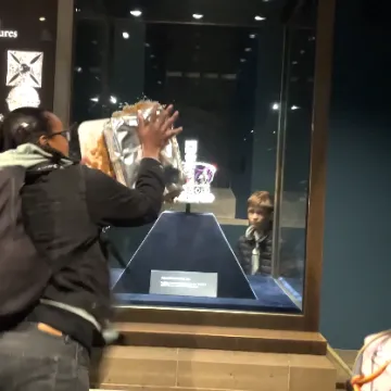 Zatvoren Tower of London: Prosvjednici vitrinu s državnom krunom gađali hranom