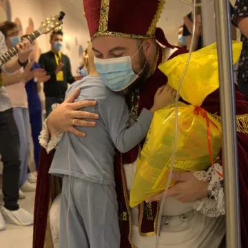 Sveti Nikola uz pomoć sportaša i vatrogasaca iznenadio najmlađe pacijente: 'Moje srce je puno'