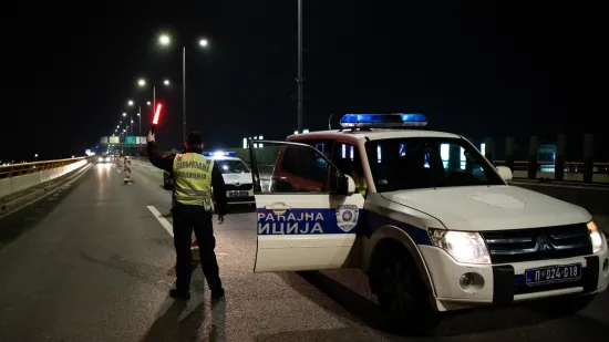 Izrešetan mladić usred poznatog restorana, duge cijevi na ulici susjedstva