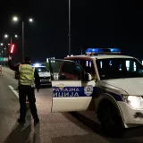 Izrešetan mladić usred poznatog restorana, duge cijevi na ulici susjedstva