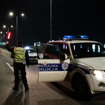 Izrešetan mladić usred poznatog restorana, duge cijevi na ulici susjedstva