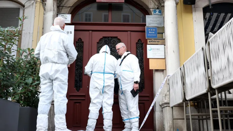 Trag krvi vodio je do 4. kata, kraj mladića su na&scaron;li dva noža - cure detalji zločina u Rijeci