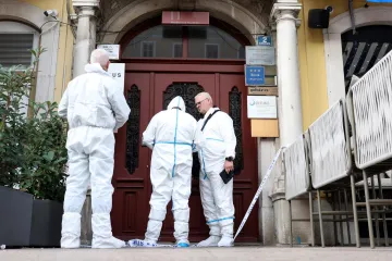 Trag krvi vodio je do 4. kata, kraj mladića su našli dva noža - cure detalji zločina u Rijeci