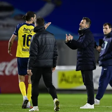 Bivši trener Hajduka svađa se sa sucima: 'Što rade? Piju i čekaju vikend?'