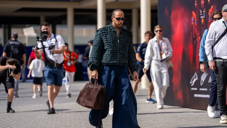 Što je ovo!? Hamilton se pojavio u posebnom outfitu i satu vrijednom više od milijun dolara