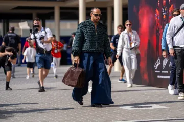 Što je ovo!? Hamilton se pojavio u posebnom outfitu i satu vrijednom više od milijun dolara
