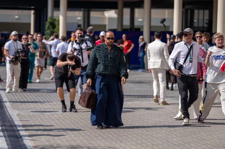 Što je ovo!? Hamilton se pojavio u posebnom outfitu i satu vrijednom više od milijun dolara