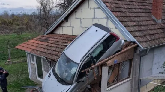 Sletio autom na krov kuće u Srbiji - njemu skoro ništa, u kući gledali TV i ostali živi!