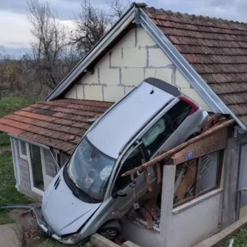 Sletio autom na krov kuće u Srbiji - njemu skoro ništa, u kući gledali TV i ostali živi!