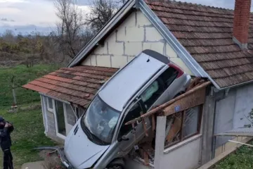 Sletio autom na krov kuće u Srbiji - njemu skoro ništa, u kući gledali TV i ostali živi!