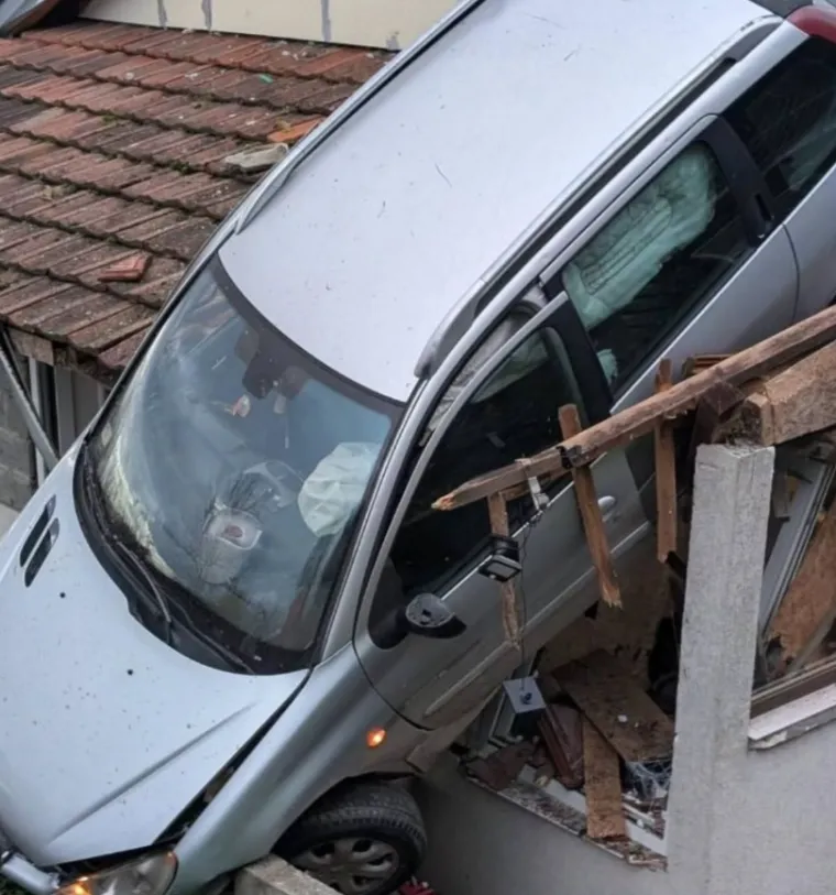 Sletio autom na krov kuće u Srbiji - njemu skoro ništa, u kući gledali TV i ostali živi!