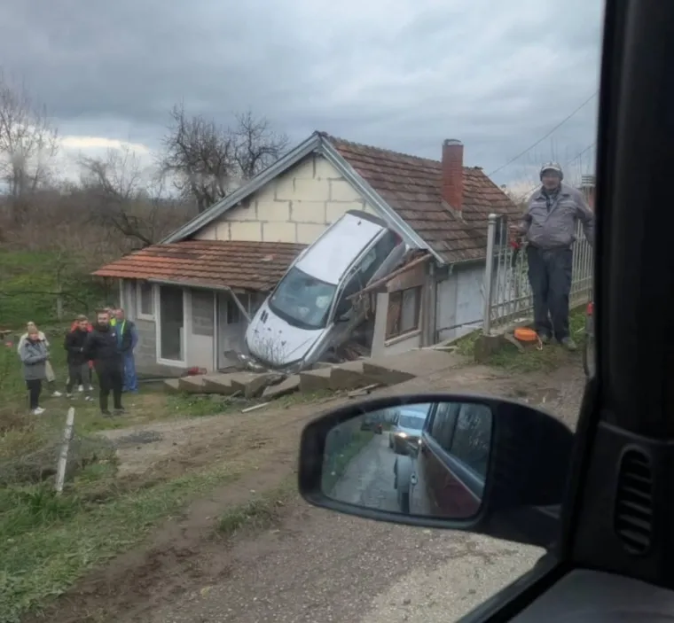 Sletio autom na krov kuće u Srbiji - njemu skoro ništa, u kući gledali TV i ostali živi!