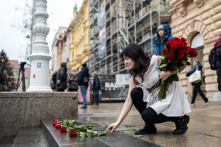 Odvratan čin u Zagrebu: Klečavac na Trgu gazio ruže postavljene za ubijene žene