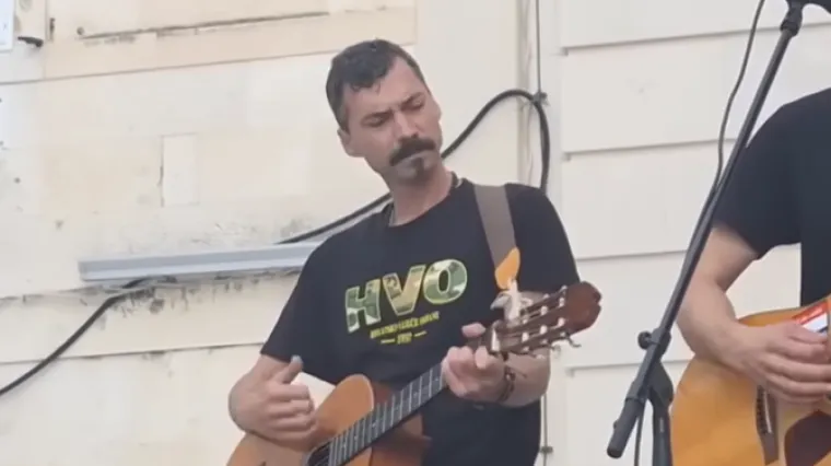 Oglasio se mu&scaron;karac koji je na Trgu gazio ruže za žrtve femicida: 'Ma to je bio spontani performans'