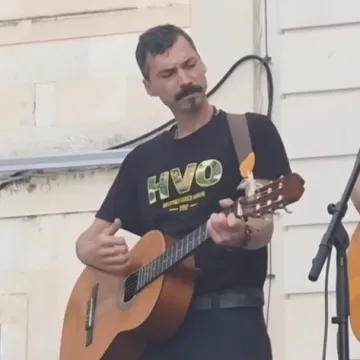 Ovo je muškarac koji je na Trgu gazio ruže koje predstavljaju žrtve femicida!