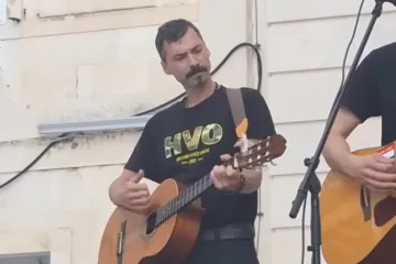 Oglasio se muškarac koji je na Trgu gazio ruže za žrtve femicida: 'Ma to je bio spontani performans'